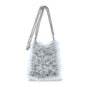 Vue détaillée du sac à bandoulière blanc translucide avec froufrous et chaîne en métal argenté