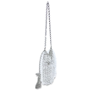 Détail de la texture perlée en acrylique blanc et chaîne argentée de ce sac bandoulière