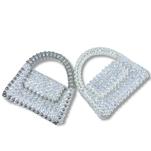 Détail de sacs à main en perles faits main avec perles acryliques et accents métalliques