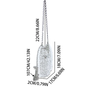 Sac bandoulière blanc en perles acryliques avec chaîne argentée et dimensions de 107cm