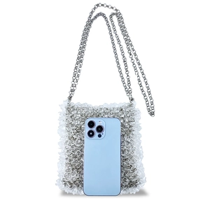 Détail du sac à main perlé argenté avec paillettes volantées et chaîne en métal argent