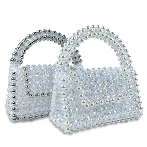 Détail de deux sacs à main faits main en perles avec textures cristal et nacrées