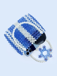 Sac à main artisanal en perles acryliques bleues et blanches avec motif lettre D
