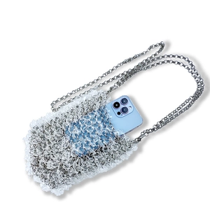Détail du sac perlé montrant la capacité de rangement avec un smartphone