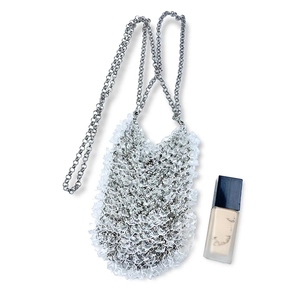 Détail du mini sac perlé avec texture de pétales en acrylique et chaîne argentée
