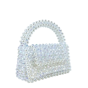 Vue détaillée du sac perlé artisanal avec perles blanches et cristaux transparents