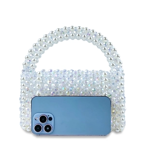 Détail du sac à main fait main en perles blanches et cristaux facettés transparents