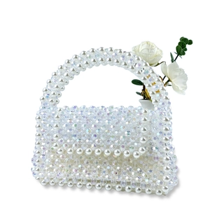 Gros plan du sac à main perlé fait main avec perles acryliques irisées et décor floral