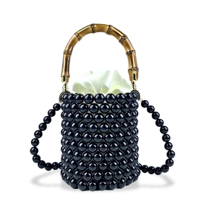 Detail der Perlen-Eimertasche mit natürlichem Bambusgriff und Satin-Innenfutter