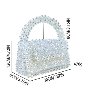 Dimensions détaillées du sac à main fait main avec perles blanches et cristaux clairs