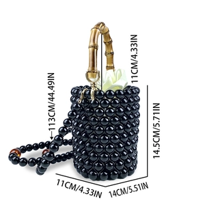 Mini-Perlenbeuteltasche in Schwarz mit Bambusgriff und Maßen für den Umhängeriemen