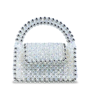 Détail macro d'un sac à main artisanal en perles acryliques avec des accents argentés