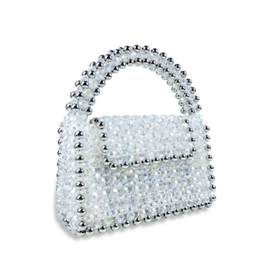 Gros plan d'un sac à main en perles acryliques colorées avec des perles en métal