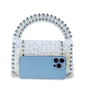 Vue détaillée d'un sac à main artisanal en perles acryliques avec comparaison de téléphone