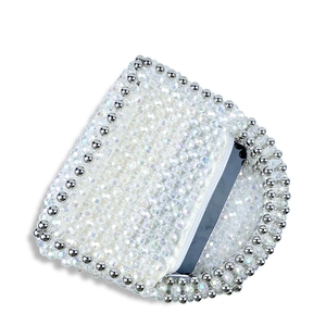 Détail d'un sac à main en perles acryliques avec fermeture éclair pour téléphone