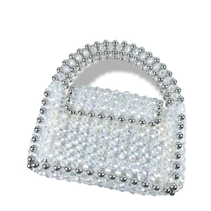 Détail du sac à main perlé avec perles irisées et argentées au motif tissé carré