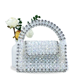 Détail du sac à main en perles acryliques colorées avec des accents sphériques argentés