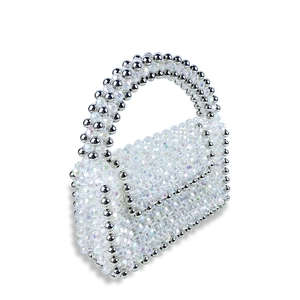 Vue latérale détaillée du sac à main artisanal orné de perles argentées et de cristal clair