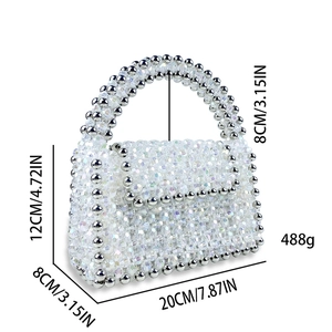 Vue détaillée du sac à main perlé avec dimensions 20x12x8cm et poids de 488g