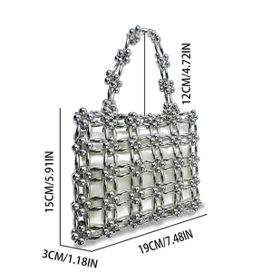 Ασημένια τσάντα με χάντρες λουλουδιών 19x15x3 cm με κούφιες μεταλλικές λεπτομέρειες