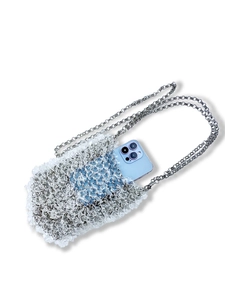 Sac bandoulière blanc texturé avec chaîne en argent montrant la taille du mobile
