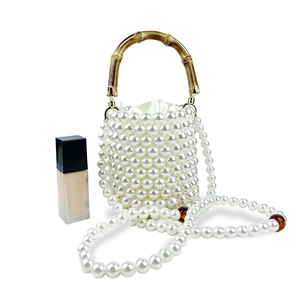 Makroansicht der gewebten Perlen-Eimertasche mit Bambusgriff und Satin-Innenfutter
