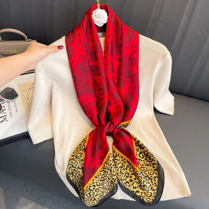 Grand foulard en soie à imprimé floral rouge et léopard sur un haut en tricot