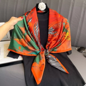 Carré en satin Lijin avec imprimé carpes koi colorées et rayures pour châle d'été
