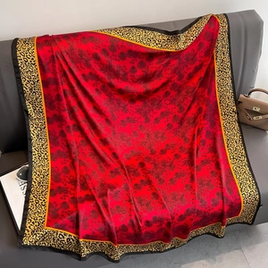 Grand châle en soie rouge à imprimé léopard avec motifs floraux et fini satiné