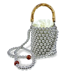 Details der silbernen Perlen-Beuteltasche mit Bambusgriff und Satin-Innenfutter