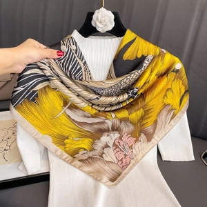 Grand Foulard Carré Satin Aspect Satin Imprimé Fleur Poisson Koi Châle Élégant Enveloppement De Plage Bandeau De Mode Pour Femmes