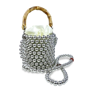 Detailansicht der Perlen-Eimertasche mit Bambusgriff und silbernen Metallic-Perlen