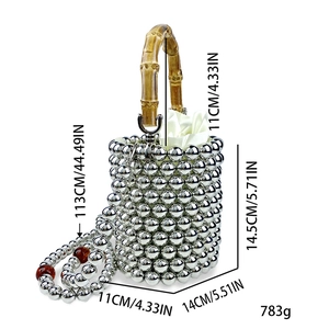Detail der silbernen Perlen-Eimertasche mit Bambusgriff und Maßangaben in cm und Zoll