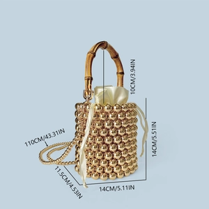 Detail der goldenen Perlen-Eimertasche mit Bambusgriff und beigem Satin-Innenbeutel