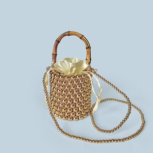 Detail der Perlen-Beuteltasche mit Bambusgriff, Goldmetallic-Finish und Satin-Innenbeutel