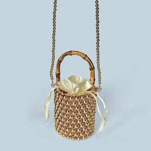 Detail der Perlen-Mini-Beuteltasche mit Bambusgriff und goldener Kette