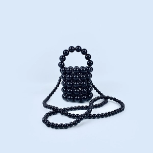 Bolso saco de cuentas negras hecho a mano con asas redondas y correa de hombro
