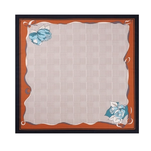 Carré de soie à motif pied-de-poule avec roses bleues et bordure orange vif