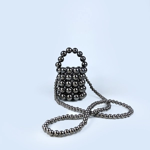 Mini bolso cubo de cuentas gris oscuro con cadena larga y asa tejida superior