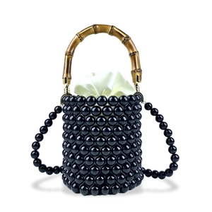 Mini bolso de perlas negras con asa de bambú natural y correa de cadena de perlas