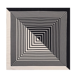 Foulard moderne en soie à motif spirale géométrique noir et blanc et texture chevrons