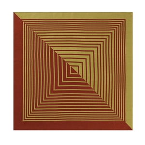 Détail d'un foulard carré avec motifs géométriques emboîtés rouge foncé et jaune moutarde