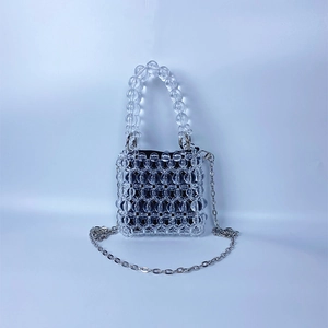 Détail du sac perlé fait main avec perles transparentes et bandoulière argentée