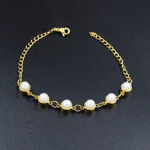 Elegant gold-plated stainless steel bracelet with six faux pearls and adjustable chain