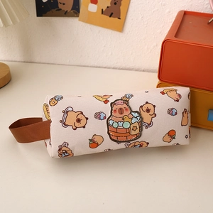 Dettaglio dell'astuccio Capybara in tela con stampe graziose e maniglia laterale