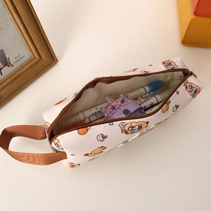 Astuccio in tela color crema con stampa Capybara e dettaglio zip marrone resistente