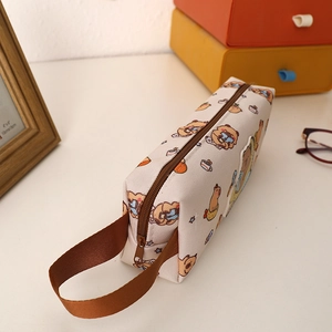 Dettaglio dell'astuccio beige Capybara in tela con stampe di cartoni animati