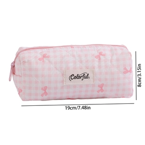Astuccio a scacchi rosa con fiocco e specifiche dettagliate 19cm x 8cm in vista