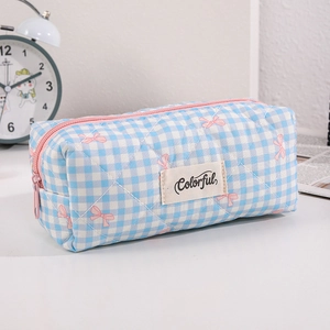 Dettaglio della trousse trapuntata a quadri blu con fiocchi rosa ed etichetta Colorful