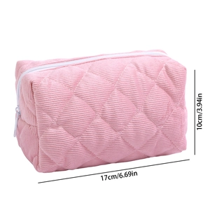 Gesteppte Kosmetiktasche in Rosa mit Maßen 17cm x 10cm und weicher Samtstruktur